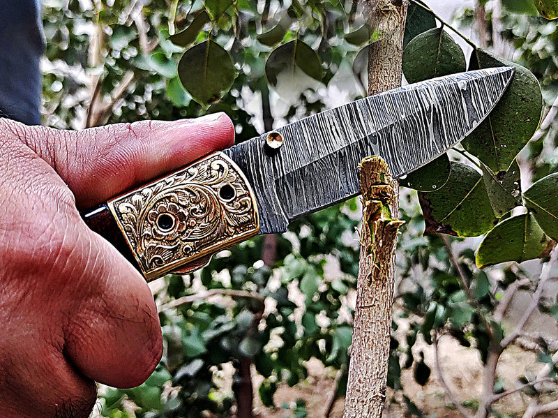 Couteau de poche pliant en laiton gravé à la main et manche en bois de noyer 7,50 pouces Acier de Damas fabriqué à la main sur mesure avec étui en cuir Cadeau parfait pour vos proches CLKFOL1109