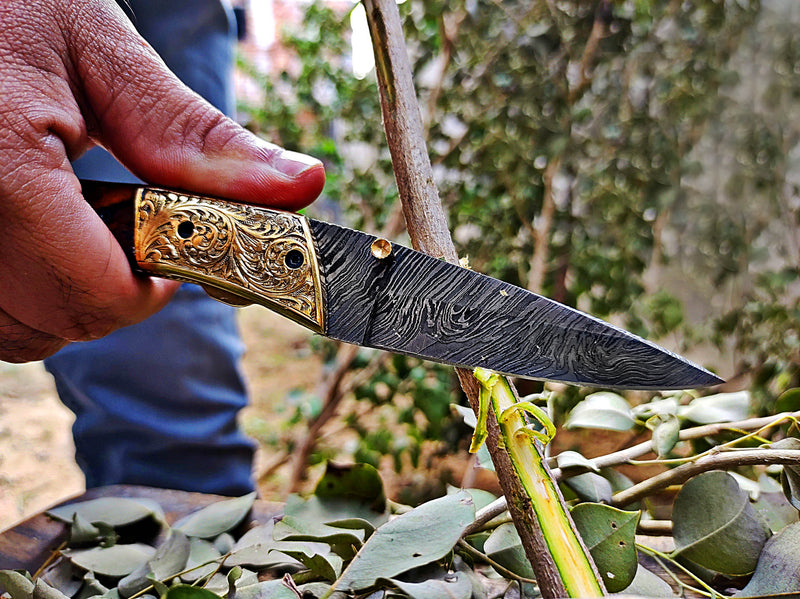 Couteau de poche pliant Liner Lock, traversin en laiton gravé à la main et manche en bois de noyer, 7,50 pouces, acier de Damas fabriqué à la main sur mesure avec étui en cuir, cadeau parfait pour tout le monde CLKFOL1112