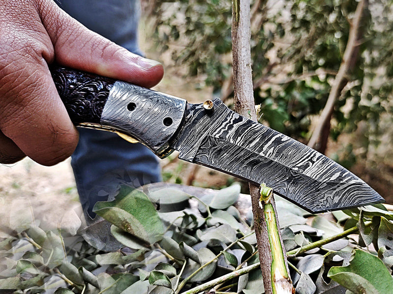 Couteau de poche pliant Tanto en bois de noyer gravé à la main et traversin en Damas 8,50 pouces en acier Damas fabriqué à la main sur mesure avec étui en cuir Cadeau parfait pour tous les temps CLKFOL1118