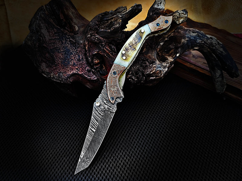 Couteau de poche pliant Tanto Manche en corne de mouton Bighorn et double traversin en cuivre gravé Acier de Damas 8,0 pouces Fabriqué à la main sur mesure avec étui en cuir Excellent cadeau pour toutes les occasions CLKFOL1103