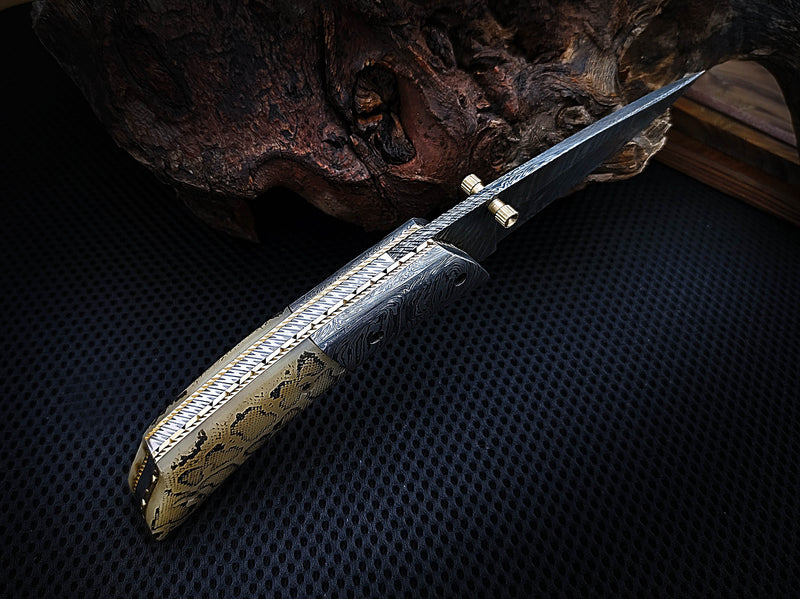 Couteau de poche pliant Scrimshaw sur os de chameau comme peau de serpent Drop Point avec traversin Damas Acier Damas fabriqué à la main sur mesure 7,50 pouces avec étui en cuir Excellent cadeau pour toutes les occasions CLKFOL1110